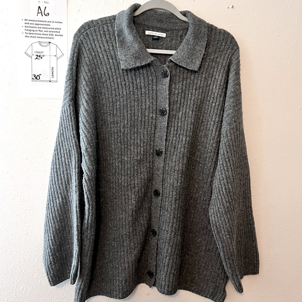 American Eagle ribbed gray button up cardigan with collar